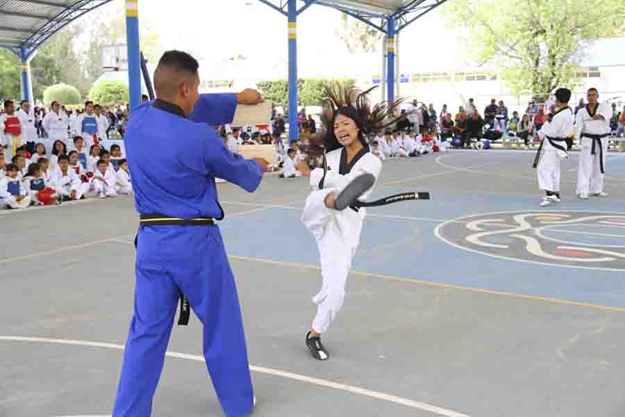 Conmina Miguel Martínez a taekwondoines a cumplir sus sueños a través de la práctica del deporte