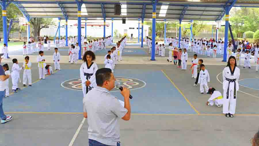 Conmina Miguel Martínez a taekwondoines a cumplir sus sueños a través de la práctica del deporte