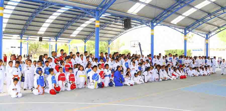 Conmina Miguel Martínez a taekwondoines a cumplir sus sueños a través de la práctica del deporte