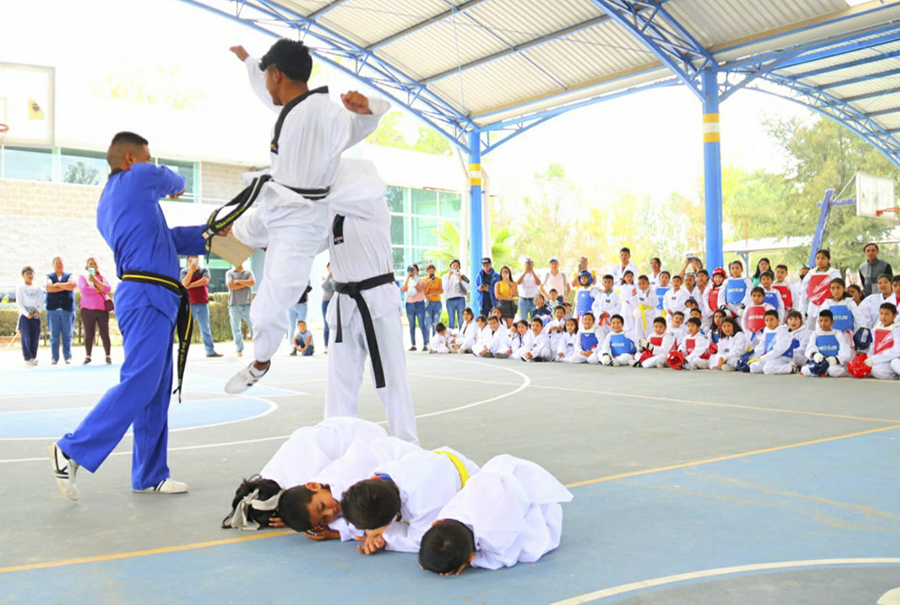 Conmina Miguel Martínez a taekwondoines a cumplir sus sueños a través de la práctica del deporte