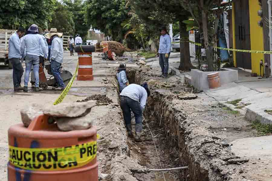 Supervisa Roberto Cabrera sustitución de red de alcantarillado en Lomas del Pedregal