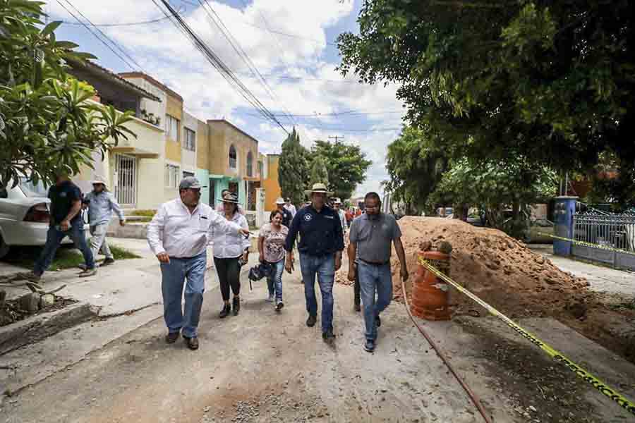 Supervisa Roberto Cabrera sustitución de red de alcantarillado en Lomas del Pedregal