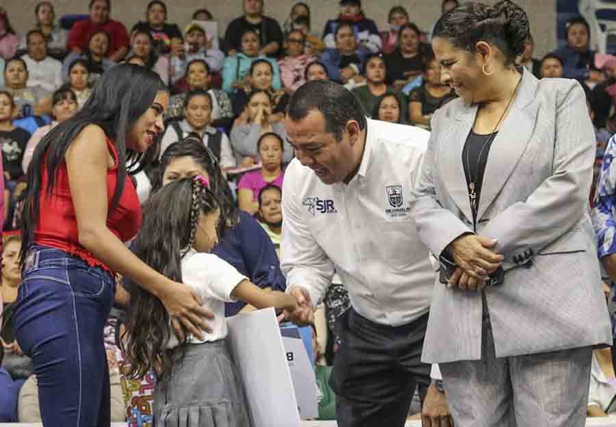 Becas Adelante 2023 se entregarán en una sola exhibición, anuncia Roberto Cabrera