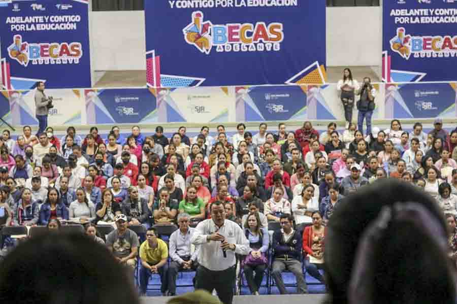 Becas Adelante 2023 se entregarán en una sola exhibición, anuncia Roberto Cabrera