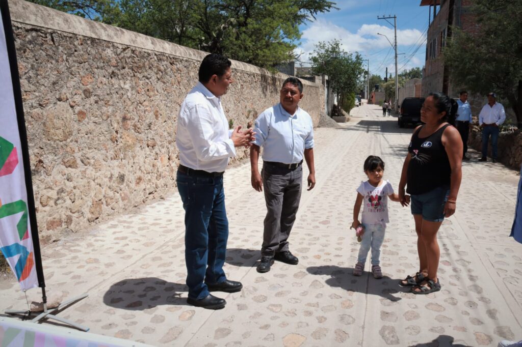 Inaugura Miguel Martínez importante vialidad en comunidad El Demiñó