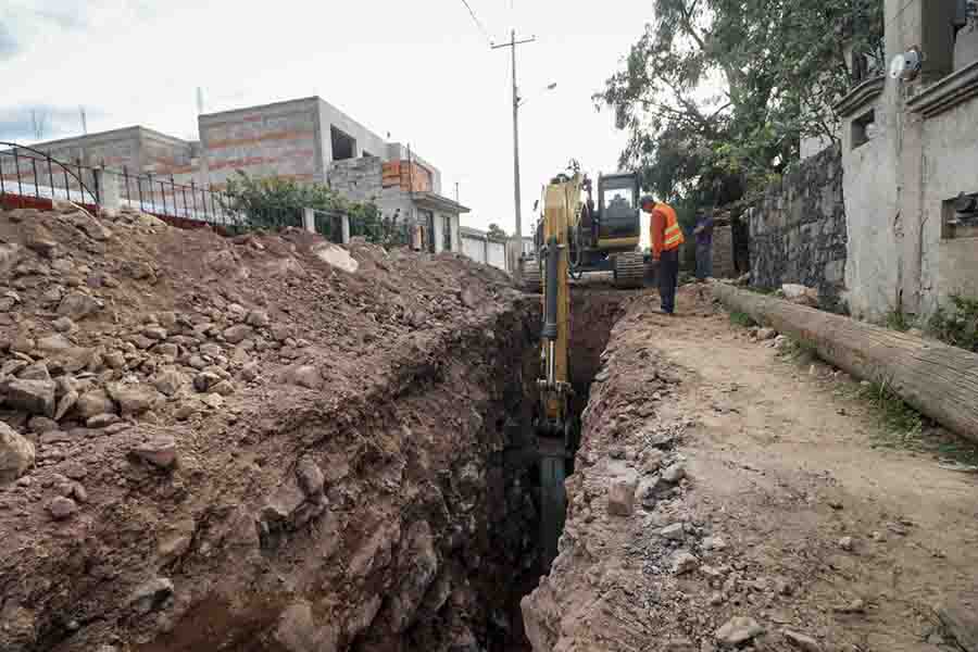 Destina Roberto Cabrera 2.4 millones de pesos a la rehabilitación de calle en Santa Bárbara La Cueva