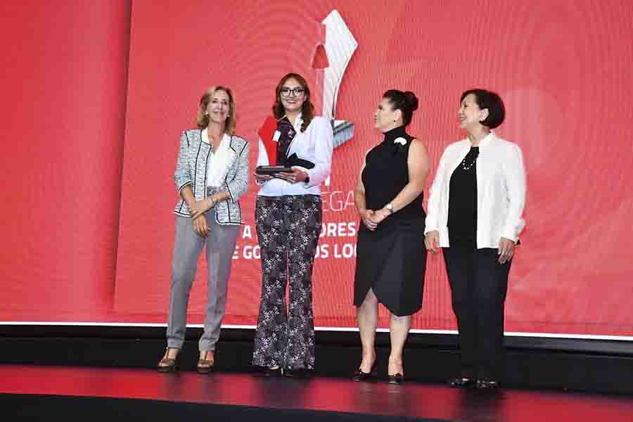 Lupita Pérez Montes recibió el premio a mejores prácticas de gobierno locales en la categoría de Desarrollo Social.