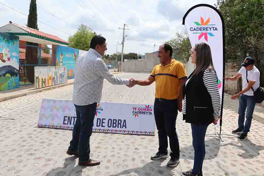 El Presidente Municipal de Cadereyta, Lic. Miguel Martínez Peñaloza encabezó un recorrido de supervisión y entrega de obras de infraestructura social básica en Villa Guerrero, El Palmar, Boyé y San Antonio La Cañada. Esta mañana el alcalde cadereytense encabezó un amplio recorrido por comunidades acompañado por la Directora de Obras Públicas del Municipio de Cadereyta, Ing. Magdalena Barrera Ledesma, así como por los delegados, subdelegados y presidentes de comités de obras encabezados por habitantes de estas comunidades. “Hicimos un recorrido de supervisión de obras y también un recorrido para la entrega de obras, estamos viendo que las obras del gobierno municipal está realizando se lleven a cabo en tiempo y forma y que los contratistas estén cumpliendo como debe de ser. Por otro lado, estamos entregando obras de empedrados ahogados en mortero en Boyé, El Palmar y en San Antonio La Cañada. También hoy entregamos obras de ampliación de la red de agua potable muy importante y venimos a supervisar otras de ampliación de la red de agua potable. Estamos acudiendo a gran parte del municipio para visitar las 244 comunidades que tiene Cadereyta”, afirmó Miguel Martínez. En este recorrido el Presidente Municipal supervisó la primera etapa del empedrado empacado en mortero en la Calle Melchor Ocampo 1ra Etapa, Villa Guerrero; la obra rehabilitación de Red de Agua Potable en Calle Mariano Matamoros en El Palmar; además de entregas de empedrado empacado en mortero en Calle Girasoles en Boyé; en calle Agustín Melgar en Dethigá en la calle Principal 1ra etapa. Dethigá, y la entrega de calle principal 3ra y 4ta etapa en San Antonio La Cañada.
