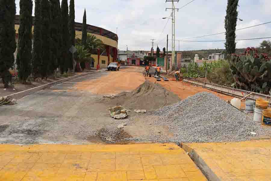 El Presidente Municipal de Cadereyta, Lic. Miguel Martínez Peñaloza encabezó un recorrido de supervisión y entrega de obras de infraestructura social básica en Villa Guerrero, El Palmar, Boyé y San Antonio La Cañada. Esta mañana el alcalde cadereytense encabezó un amplio recorrido por comunidades acompañado por la Directora de Obras Públicas del Municipio de Cadereyta, Ing. Magdalena Barrera Ledesma, así como por los delegados, subdelegados y presidentes de comités de obras encabezados por habitantes de estas comunidades. “Hicimos un recorrido de supervisión de obras y también un recorrido para la entrega de obras, estamos viendo que las obras del gobierno municipal está realizando se lleven a cabo en tiempo y forma y que los contratistas estén cumpliendo como debe de ser. Por otro lado, estamos entregando obras de empedrados ahogados en mortero en Boyé, El Palmar y en San Antonio La Cañada. También hoy entregamos obras de ampliación de la red de agua potable muy importante y venimos a supervisar otras de ampliación de la red de agua potable. Estamos acudiendo a gran parte del municipio para visitar las 244 comunidades que tiene Cadereyta”, afirmó Miguel Martínez. En este recorrido el Presidente Municipal supervisó la primera etapa del empedrado empacado en mortero en la Calle Melchor Ocampo 1ra Etapa, Villa Guerrero; la obra rehabilitación de Red de Agua Potable en Calle Mariano Matamoros en El Palmar; además de entregas de empedrado empacado en mortero en Calle Girasoles en Boyé; en calle Agustín Melgar en Dethigá en la calle Principal 1ra etapa. Dethigá, y la entrega de calle principal 3ra y 4ta etapa en San Antonio La Cañada.