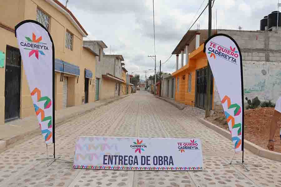 El Presidente Municipal de Cadereyta, Lic. Miguel Martínez Peñaloza encabezó un recorrido de supervisión y entrega de obras de infraestructura social básica en Villa Guerrero, El Palmar, Boyé y San Antonio La Cañada. Esta mañana el alcalde cadereytense encabezó un amplio recorrido por comunidades acompañado por la Directora de Obras Públicas del Municipio de Cadereyta, Ing. Magdalena Barrera Ledesma, así como por los delegados, subdelegados y presidentes de comités de obras encabezados por habitantes de estas comunidades. “Hicimos un recorrido de supervisión de obras y también un recorrido para la entrega de obras, estamos viendo que las obras del gobierno municipal está realizando se lleven a cabo en tiempo y forma y que los contratistas estén cumpliendo como debe de ser. Por otro lado, estamos entregando obras de empedrados ahogados en mortero en Boyé, El Palmar y en San Antonio La Cañada. También hoy entregamos obras de ampliación de la red de agua potable muy importante y venimos a supervisar otras de ampliación de la red de agua potable. Estamos acudiendo a gran parte del municipio para visitar las 244 comunidades que tiene Cadereyta”, afirmó Miguel Martínez. En este recorrido el Presidente Municipal supervisó la primera etapa del empedrado empacado en mortero en la Calle Melchor Ocampo 1ra Etapa, Villa Guerrero; la obra rehabilitación de Red de Agua Potable en Calle Mariano Matamoros en El Palmar; además de entregas de empedrado empacado en mortero en Calle Girasoles en Boyé; en calle Agustín Melgar en Dethigá en la calle Principal 1ra etapa. Dethigá, y la entrega de calle principal 3ra y 4ta etapa en San Antonio La Cañada.