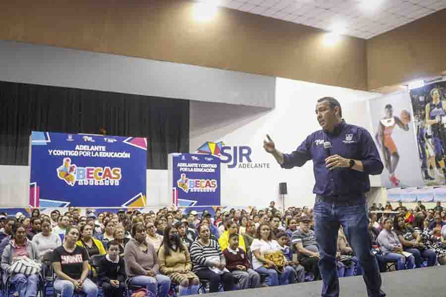 Roberto Cabrera realiza 11ª entrega de Becas Adelante