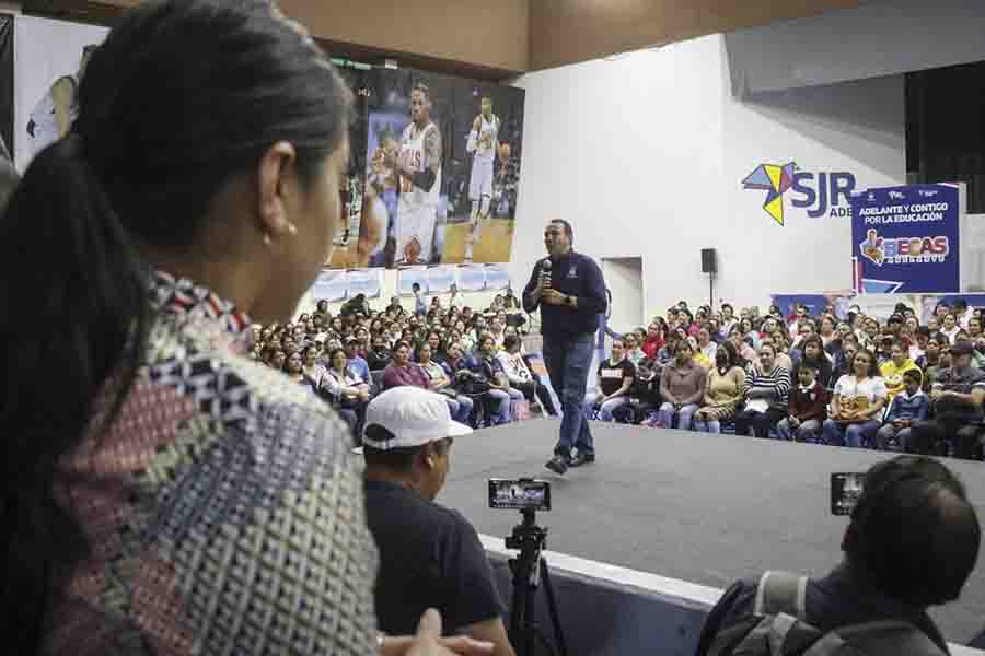 Roberto Cabrera realiza 11ª entrega de Becas Adelante