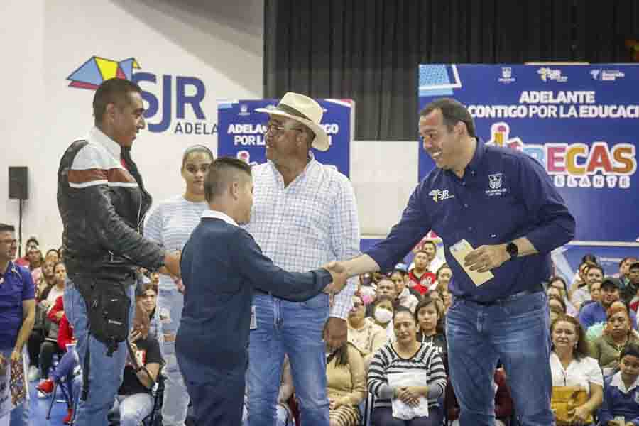 Roberto Cabrera realiza 11ª entrega de Becas Adelante