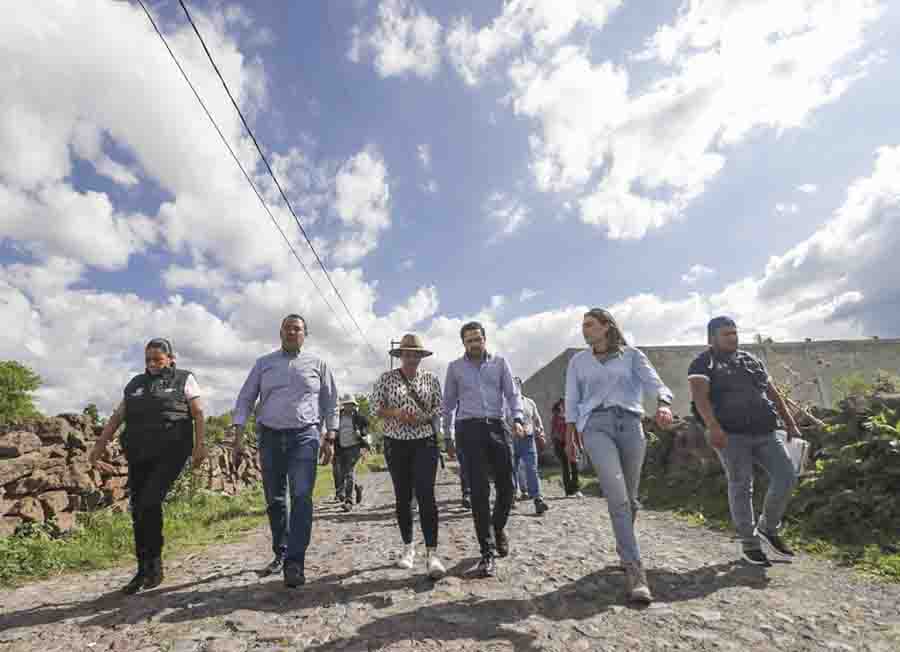 SEDESOQ y Municipio de San Juan del Río entregan apoyos a familias sanjuanenses