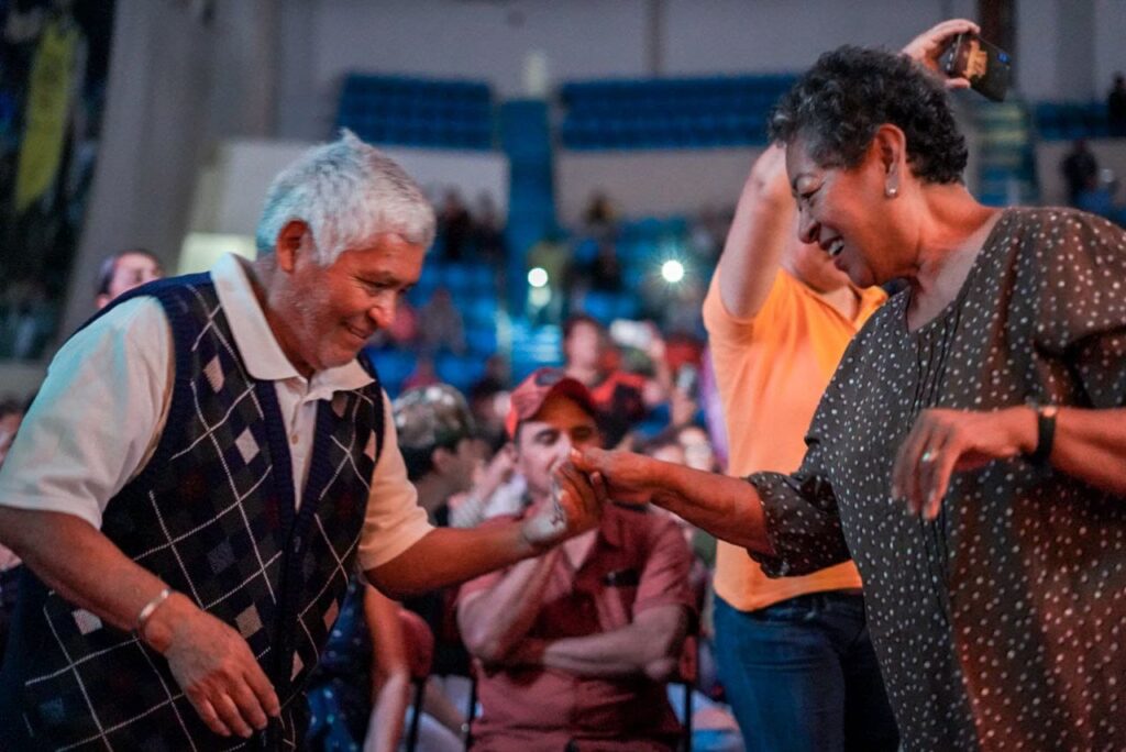 Adultos mayores festejan con concierto gratuito de Los Hooligans y la voz gemela de Juan Gabriel