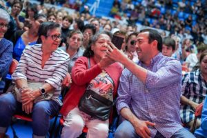 Adultos mayores festejan con concierto gratuito de Los Hooligans y la voz gemela de Juan Gabriel