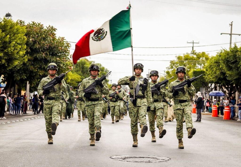 Presencia Roberto Cabrera desfile cívico-militar por el 213 Aniversario del inicio de la Independencia de México