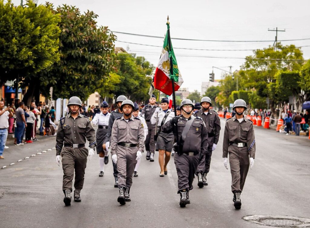 Presencia Roberto Cabrera desfile cívico-militar por el 213 Aniversario del inicio de la Independencia de México