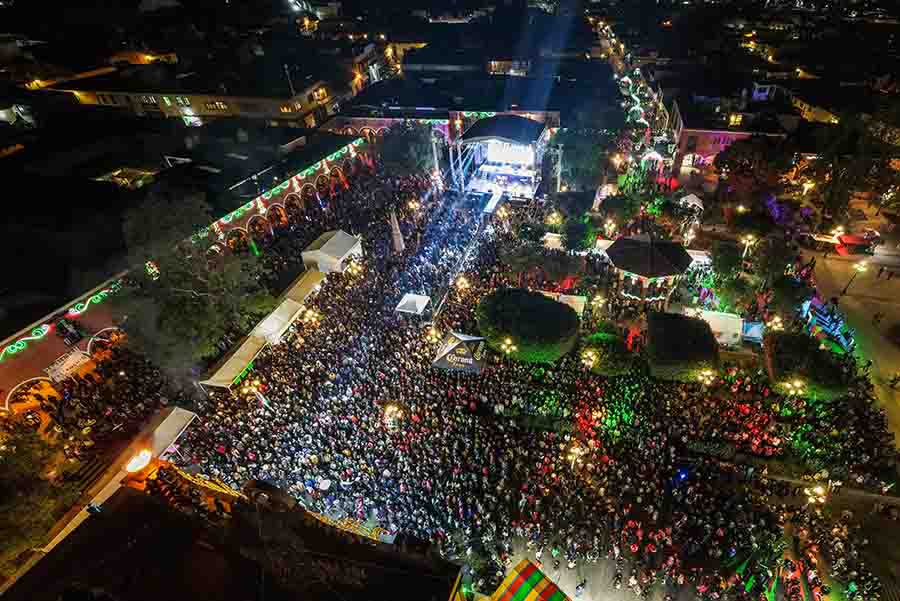 Con lleno total, Alcalde René Mejía encabeza la ceremonia de grito de independencia en Amealco.