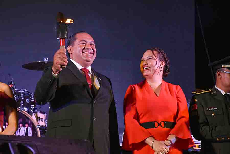 Con lleno total, Alcalde René Mejía encabeza la ceremonia de grito de independencia en Amealco.