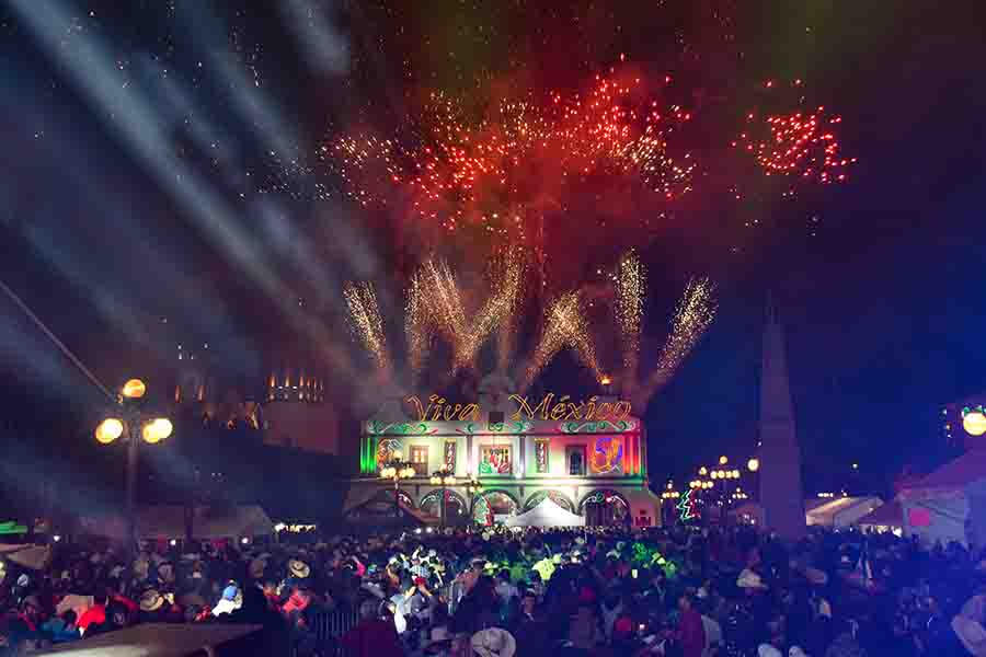 Con lleno total, Alcalde René Mejía encabeza la ceremonia de grito de independencia en Amealco.