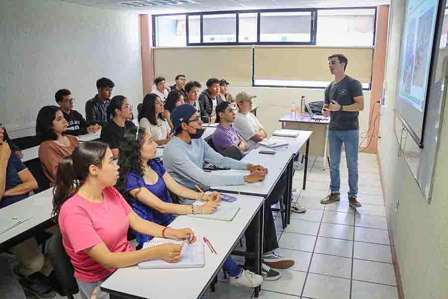 Recibe UTSJR a docente de Argentina