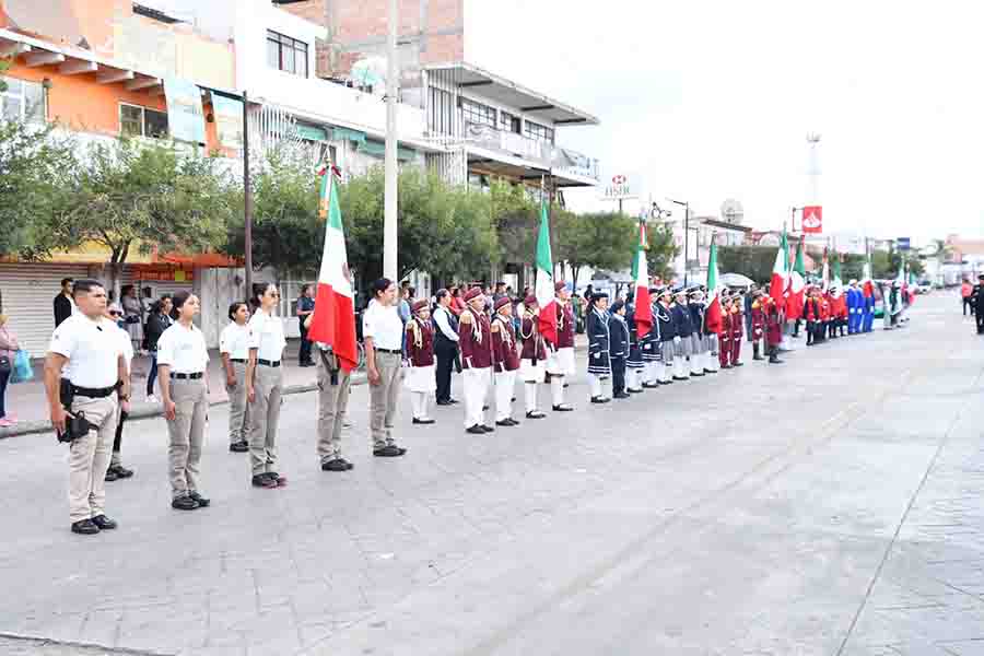 Ezequiel Montes celebra la Independencia Nacional, con el tradicional desfile.