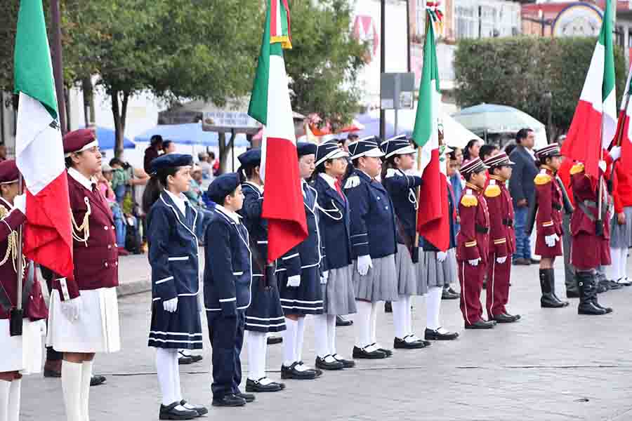 Ezequiel Montes celebra la Independencia Nacional, con el tradicional desfile.