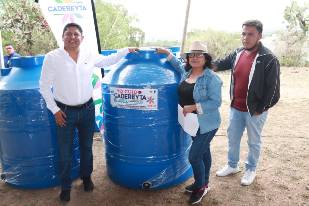 Entrega Miguel Martínez cisternas a los habitantes de Los Vázquez