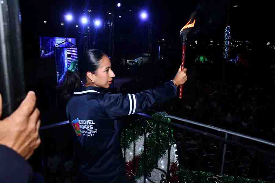 Lupita Pérez Montes encabeza El Grito de Independencia en Ezequiel Montes.