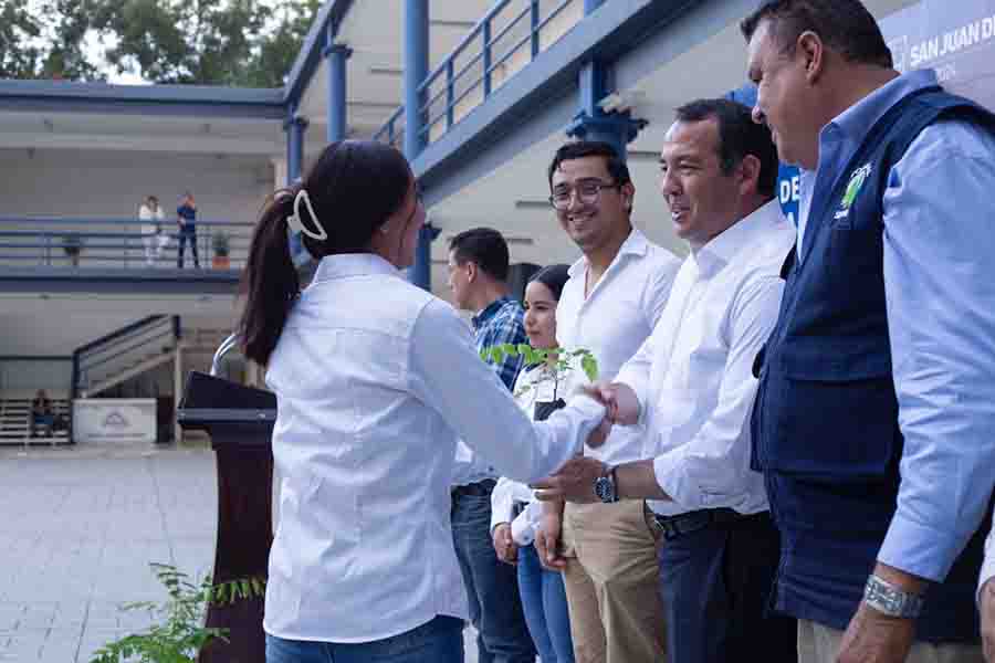 Roberto Cabrera entrega árboles a las y los delegados juveniles de San Juan del Río