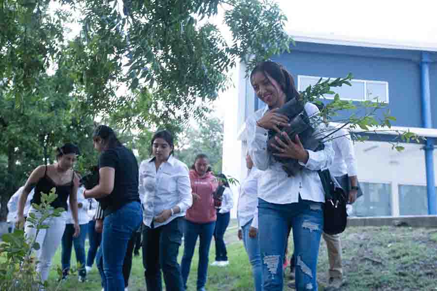 Roberto Cabrera entrega árboles a las y los delegados juveniles de San Juan del Río