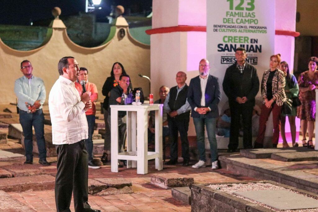 San Juan del Río Transforma su Paisaje Urbano: El Alcalde Cabrera Valencia se Une al Sector de la Construcción