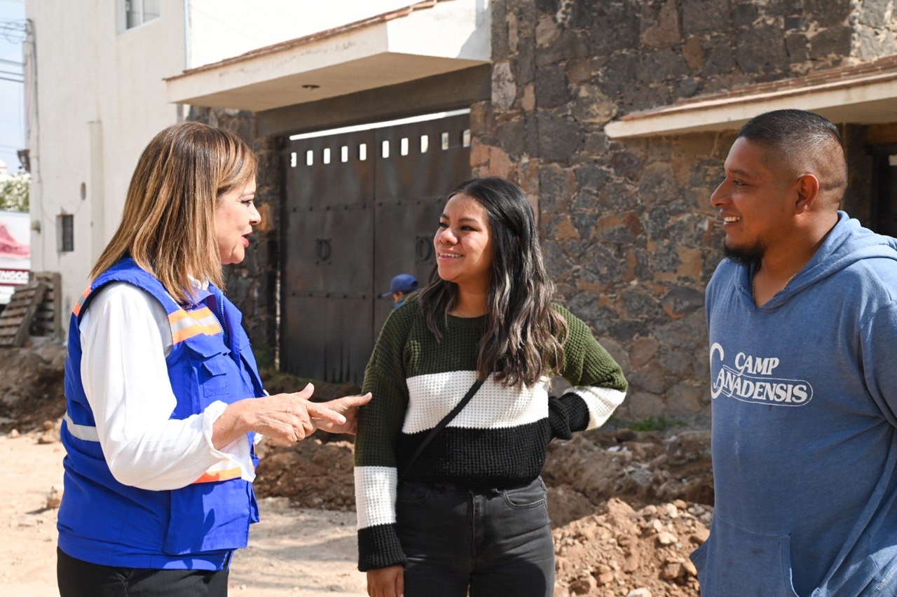 Titular de CEI supervisa mejoramiento de calles en Tequisquiapan