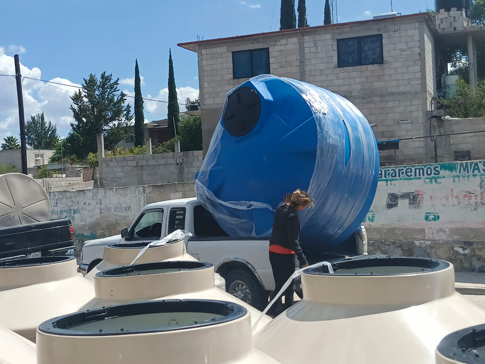 Continúa la entrega de tinacos y cisternas en Cadereyta en coordinación con Mariana Trinitaria: Isabel Rosas