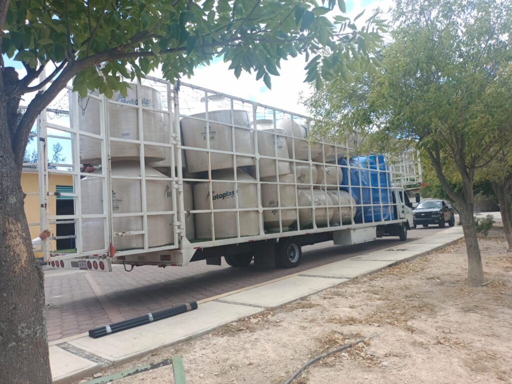 Continúa la entrega de tinacos y cisternas en Cadereyta en coordinación con Mariana Trinitaria: Isabel Rosas