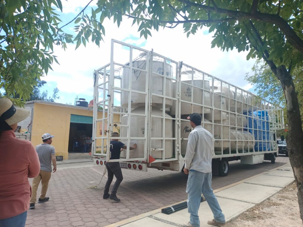 Continúa la entrega de tinacos y cisternas en Cadereyta en coordinación con Mariana Trinitaria: Isabel Rosas