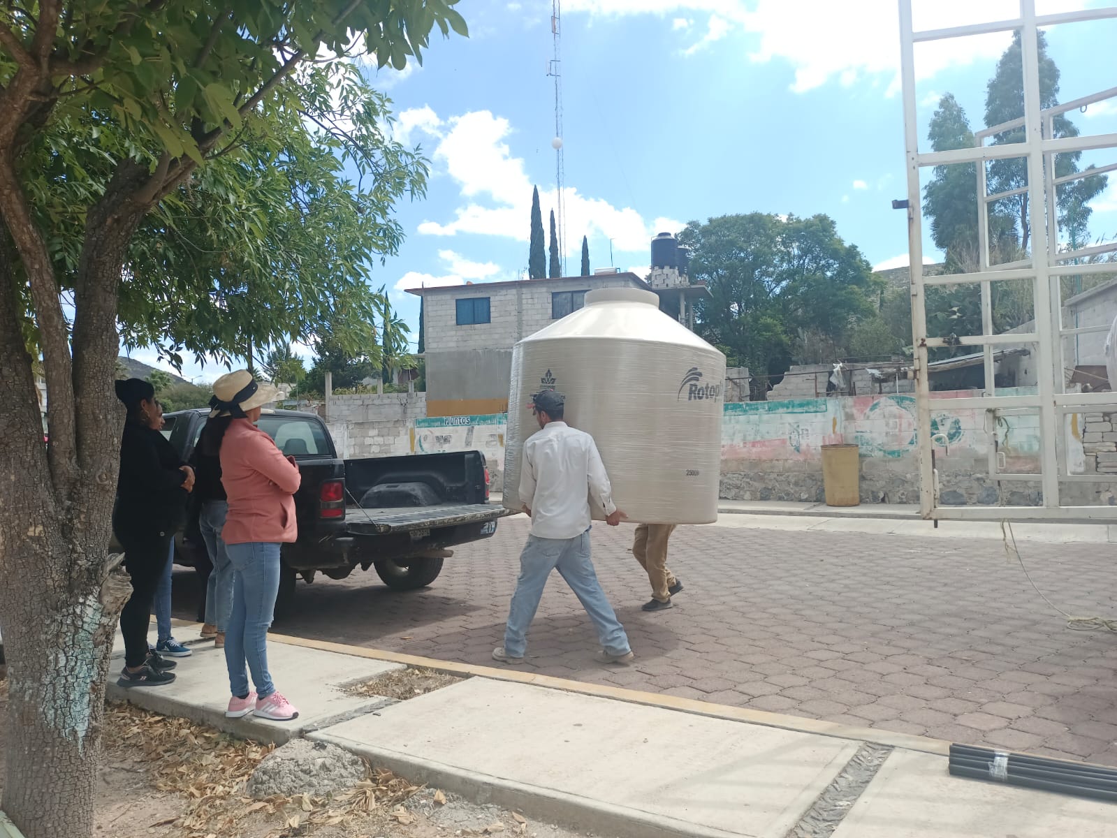 Continúa la entrega de tinacos y cisternas en Cadereyta en coordinación con Mariana Trinitaria: Isabel Rosas