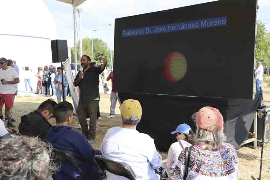 Un Festín Celestial: Miles de Queretanos Observan un Raro Eclipse de Sol