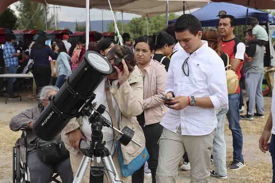 Un Festín Celestial: Miles de Queretanos Observan un Raro Eclipse de Sol