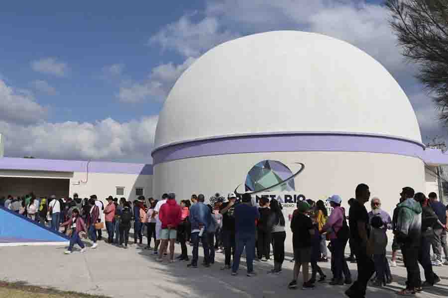 Un Festín Celestial: Miles de Queretanos Observan un Raro Eclipse de Sol