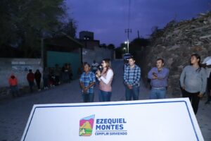 Lupita Pérez Montes entrega rehabilitación de calle, en Las Rosas.