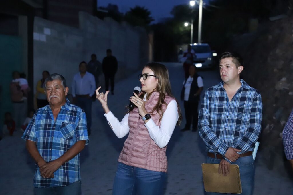 Lupita Pérez Montes entrega rehabilitación de calle, en Las Rosas.