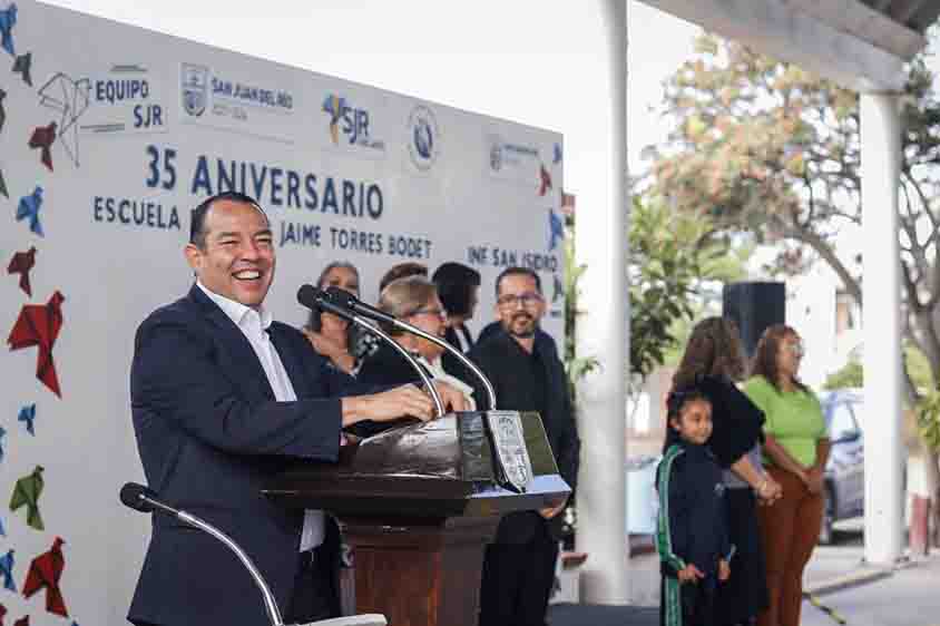 Roberto Cabrera encabeza ceremonia del 35 Aniversario de la primaria Jaime Torres Bodet