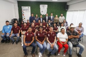 Dona LG Innotek México mobiliario educativo a escuelas de CONAFE en San Juan del Río