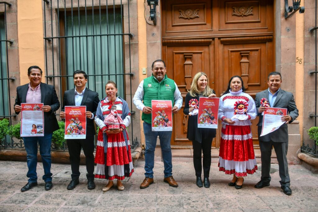 Alcalde René Mejía presenta el cartel oficial del 11 ° Festival Nacional de Muñecas Artesanales.