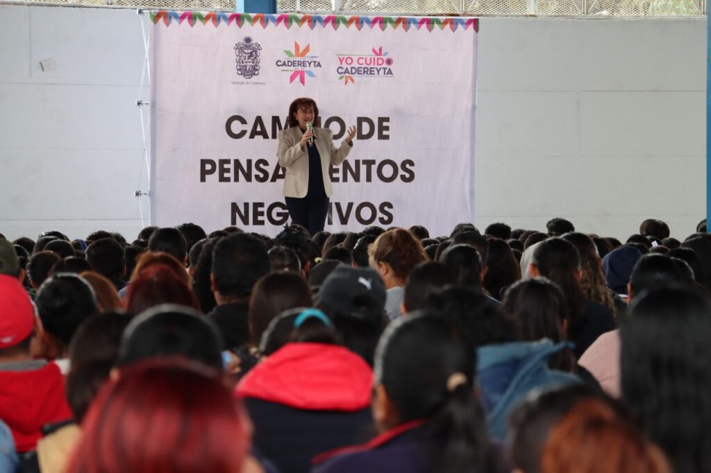 Preside Miguel Martínez conferencia magistral en la Secundaria 5 de Mayo, asisten más de 2 mil 400 personas