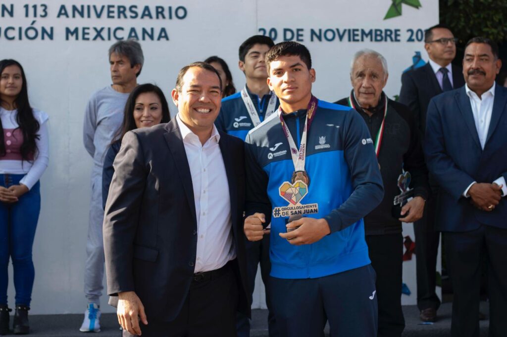Reconoce Roberto Cabrera a deportistas destacados en ceremonia del 113 Aniversario de la Revolución Mexicana