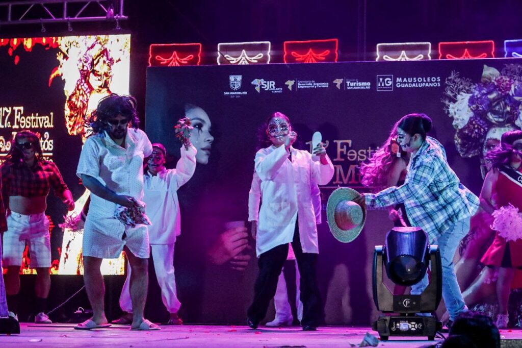 Premian a mejores Catrinas y Compañía Mecehualtin Mitotiani rinde homenaje a los Muertos en San Juan del Río