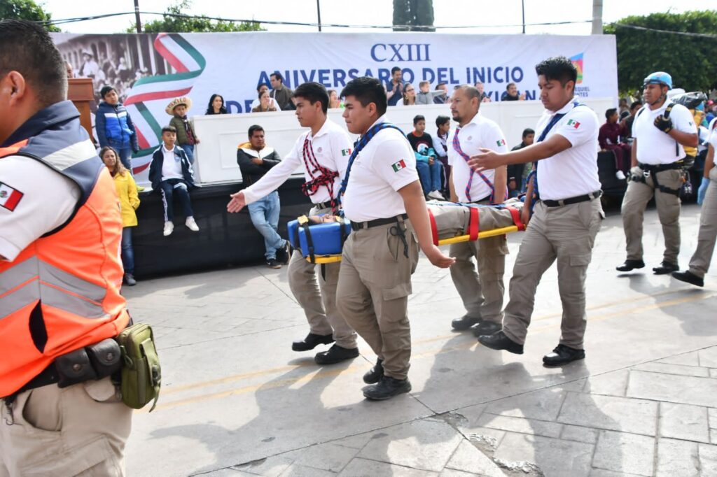 Lupita Pérez presenció el tradicional desfile, por el 113 aniversario de la Revolución Mexicana.